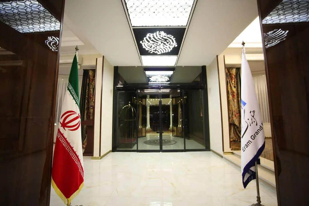 نمای بیرونی و ساختمان هتل ارم گرند در تهران