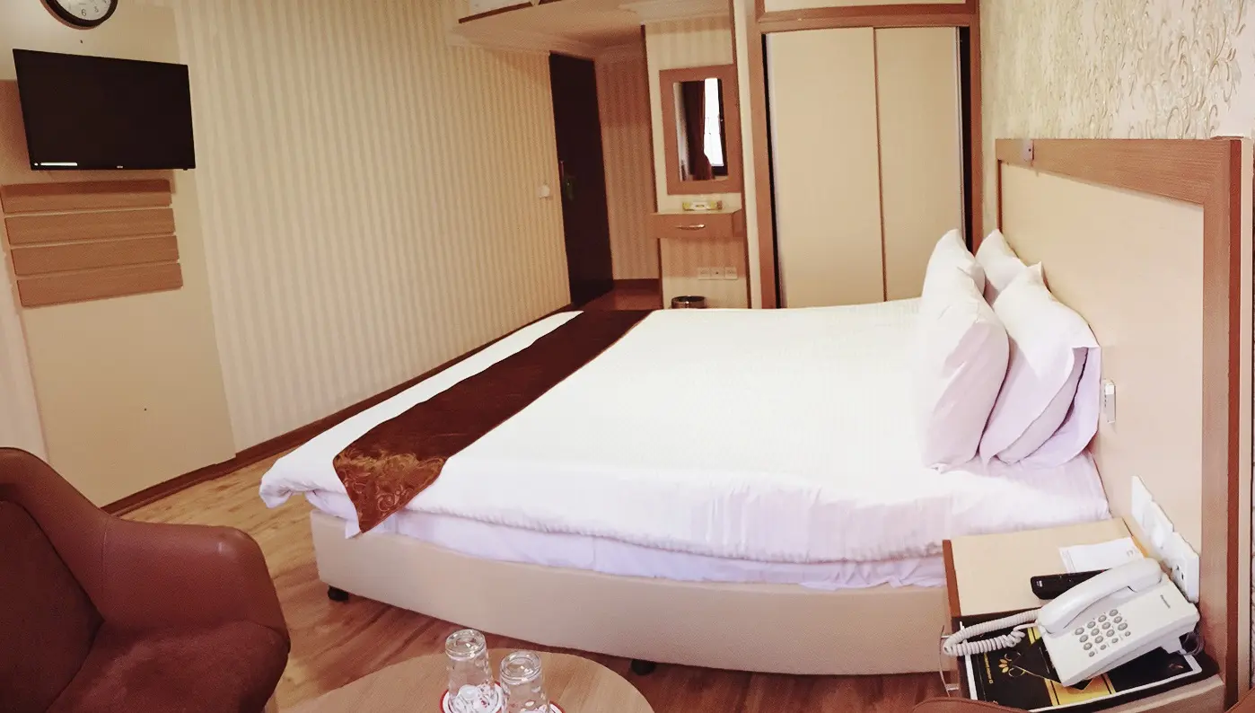 نمای بیرونی و ساختمان هتل پامچال در تهران